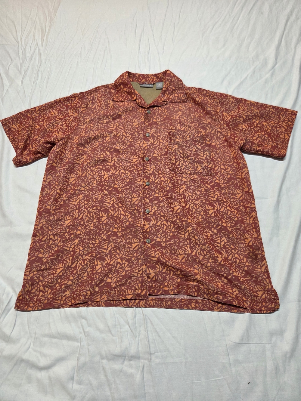 Casual Short-Sleeve Button-Down Shirt in Rust Leaf Print